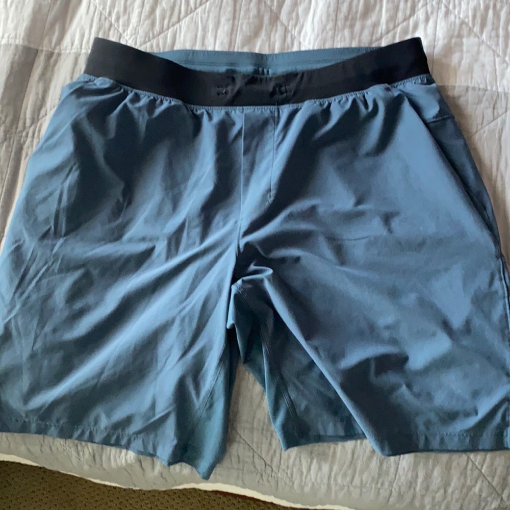 Lulu lemon mens THE shirt 9 inch XL